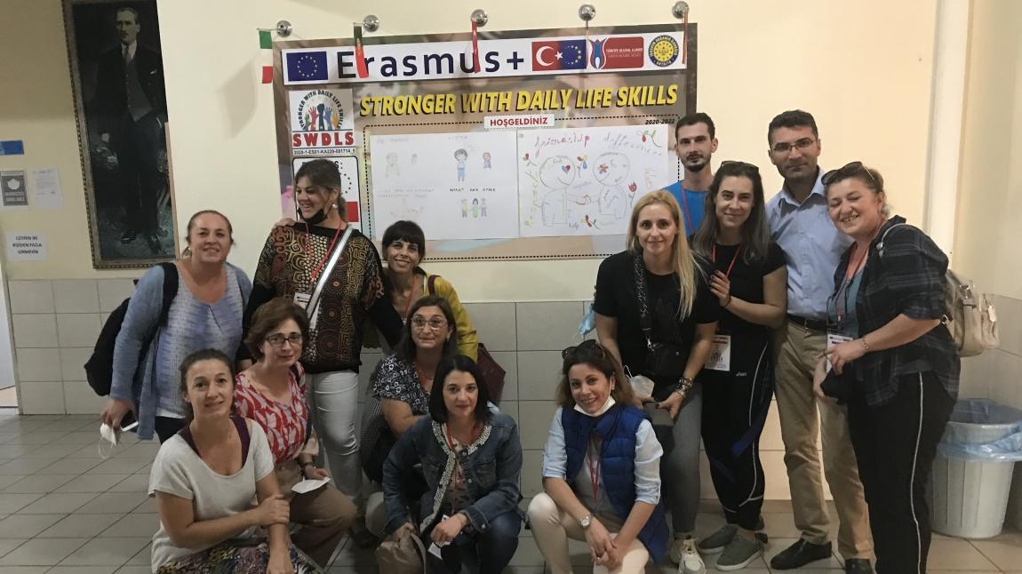 ERASMUS+ Stronger with daily life skills projemizin sosyal beceriler konulu karışık ülke workshop çalışması